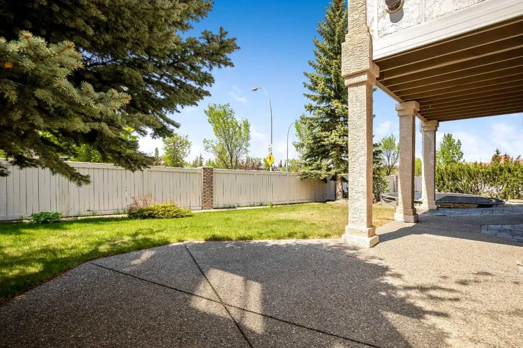 59 Signature Heights SW Calgary AB T3H 3C1