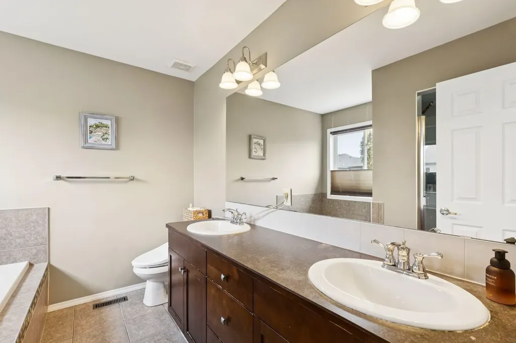 943 Windsong Drive SW Airdrie AB T4B 0N5