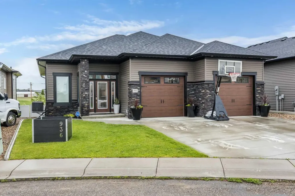 936 Maskell Place SE Redcliff AB T0J 2P0