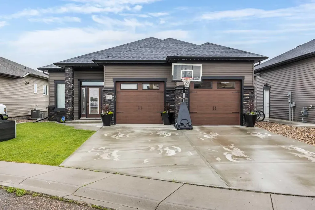 936 Maskell Place SE Redcliff AB T0J 2P0