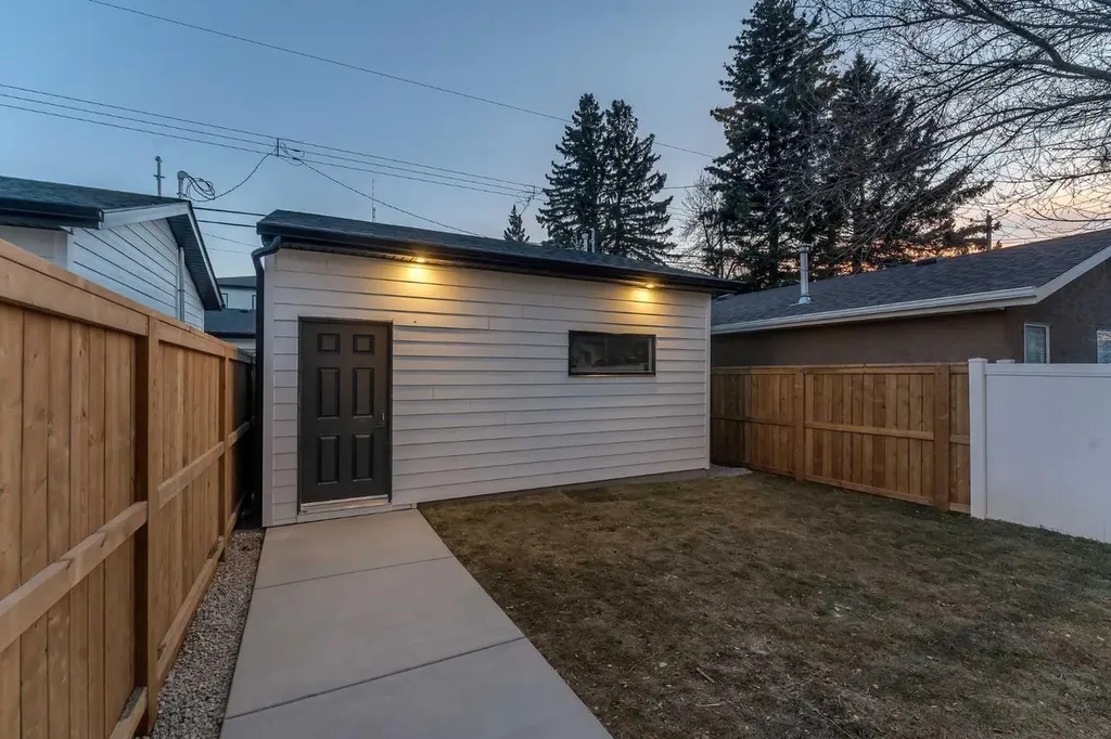 1729 19 Avenue NW Calgary AB T2M 1B4