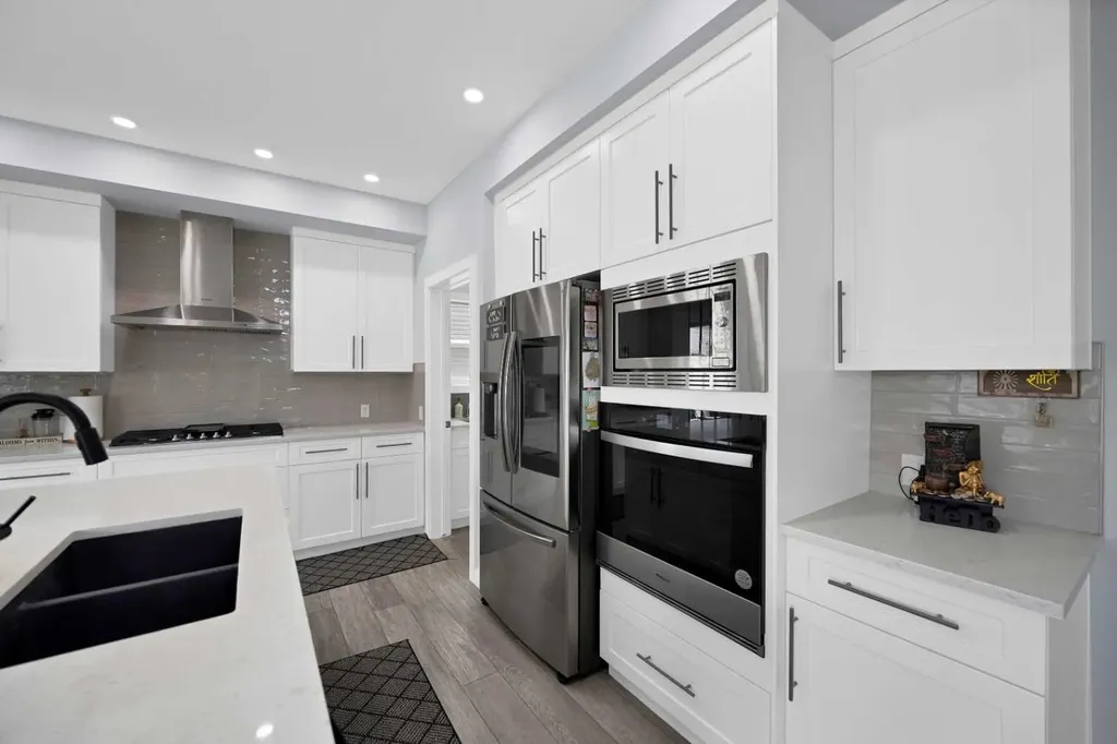 211 Dawson Harbour Court Chestermere AB T1X 1Z6
