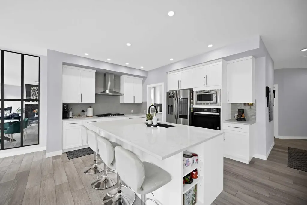 211 Dawson Harbour Court Chestermere AB T1X 1Z6