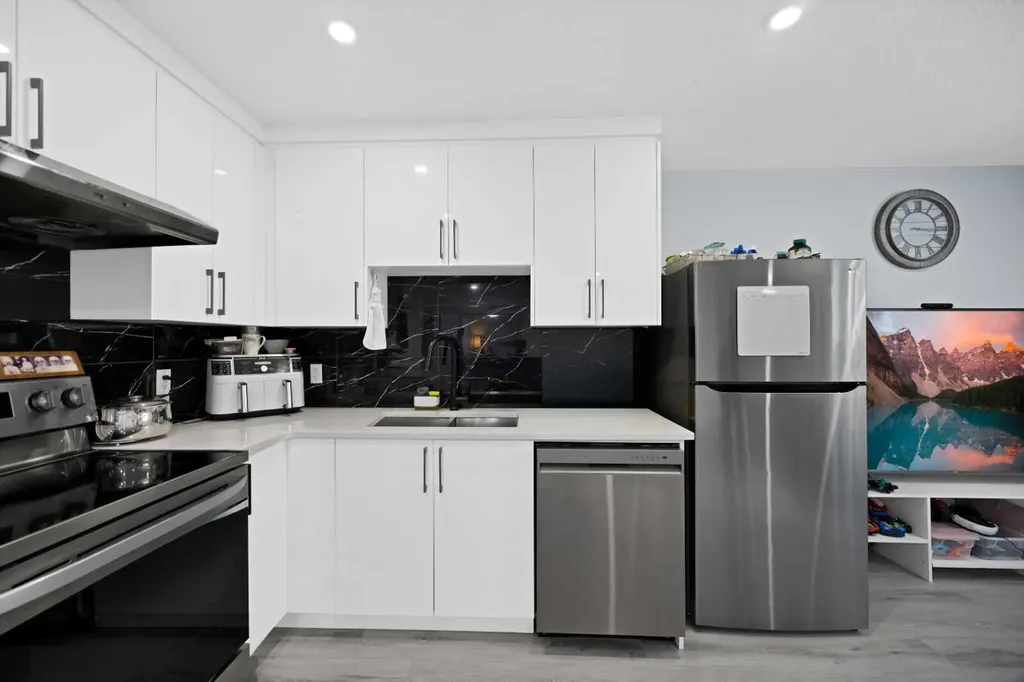 211 Dawson Harbour Court Chestermere AB T1X 1Z6