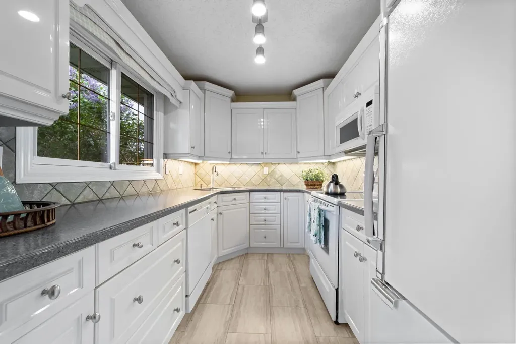 4311 66 Street Camrose AB T4V3L5