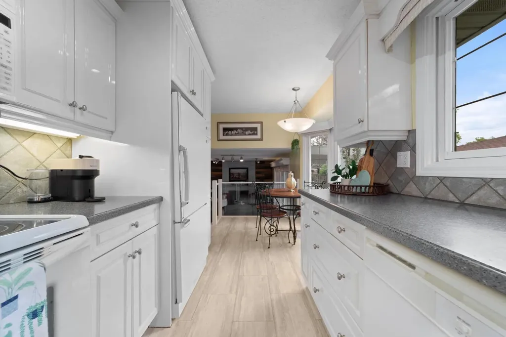 4311 66 Street Camrose AB T4V3L5
