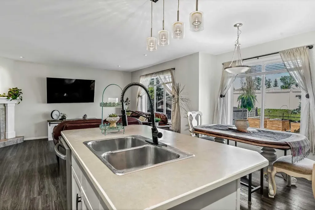 143 Silver Springs Way NW Airdrie AB T4B 2V4