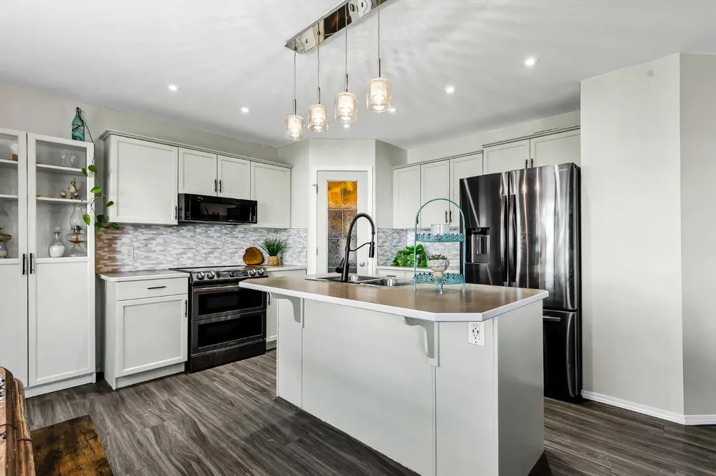 143 Silver Springs Way NW Airdrie AB T4B 2V4