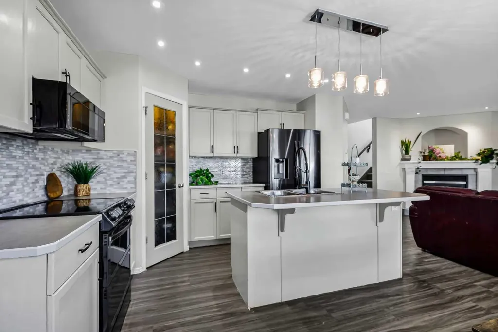 143 Silver Springs Way NW Airdrie AB T4B 2V4