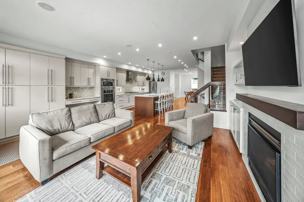 1734 37 Avenue SW Calgary AB T2T 2H3