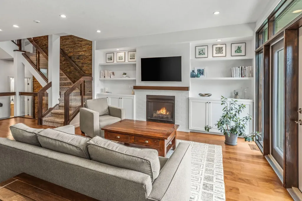 1734 37 Avenue SW Calgary AB T2T 2H3