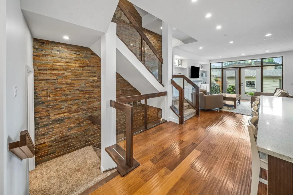 1734 37 Avenue SW Calgary AB T2T 2H3
