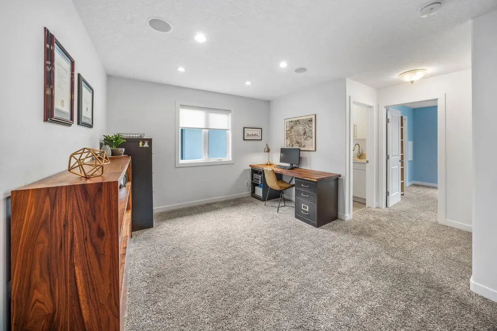 1734 37 Avenue SW Calgary AB T2T 2H3