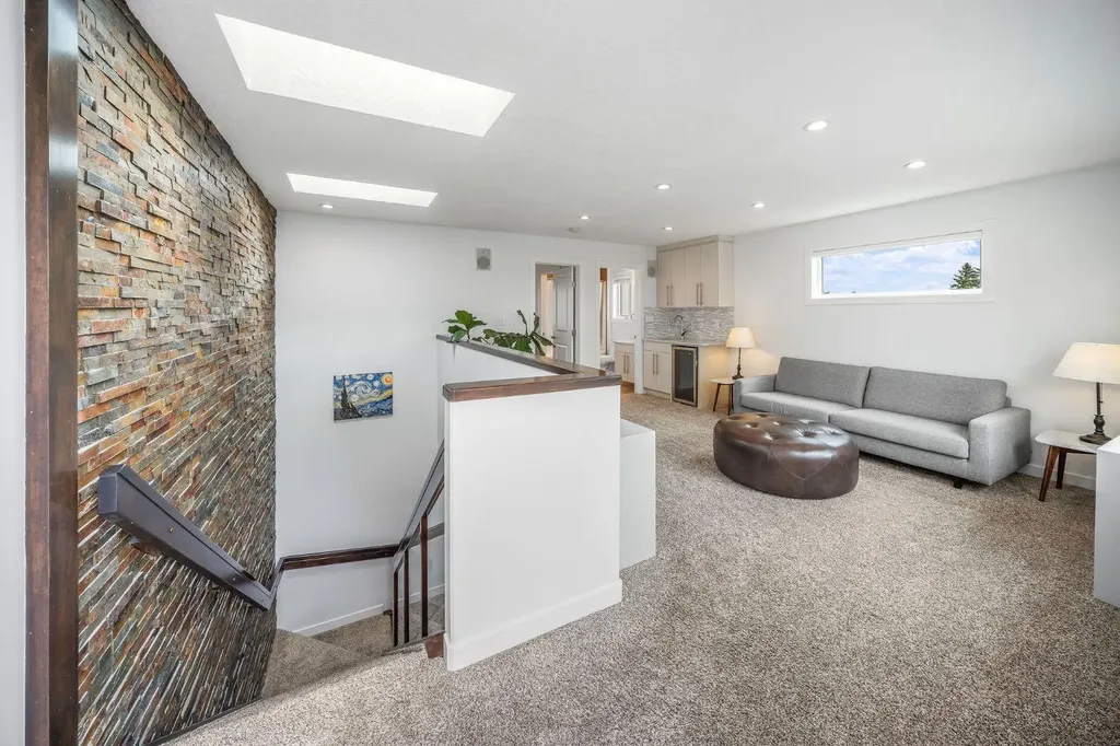 1734 37 Avenue SW Calgary AB T2T 2H3