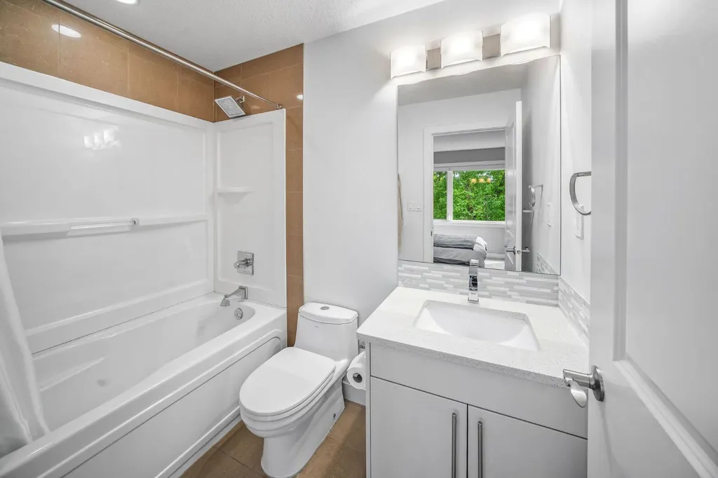 1734 37 Avenue SW Calgary AB T2T 2H3