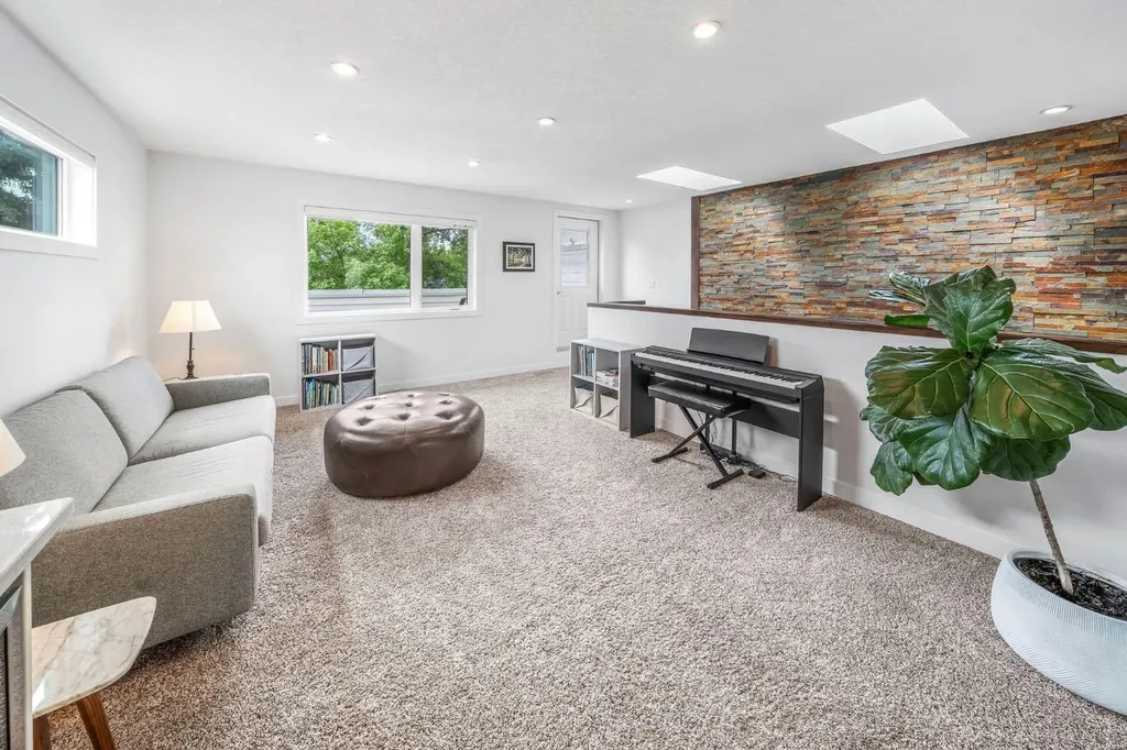 1734 37 Avenue SW Calgary AB T2T 2H3