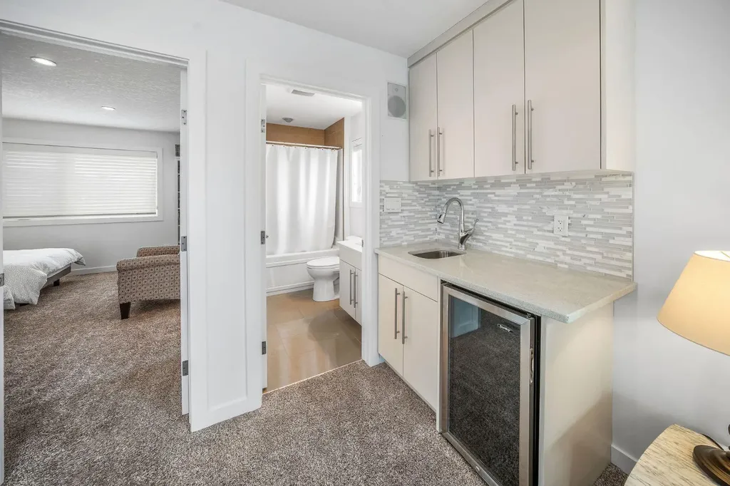 1734 37 Avenue SW Calgary AB T2T 2H3