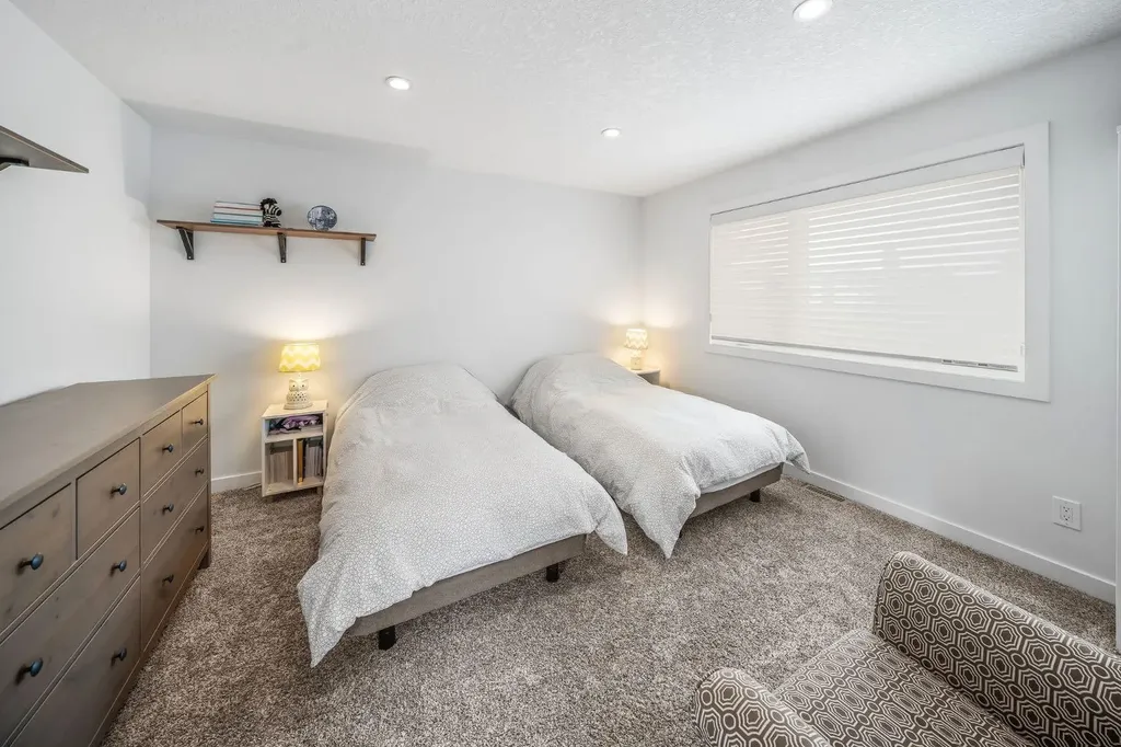 1734 37 Avenue SW Calgary AB T2T 2H3