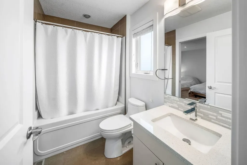 1734 37 Avenue SW Calgary AB T2T 2H3