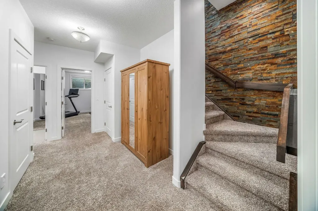 1734 37 Avenue SW Calgary AB T2T 2H3