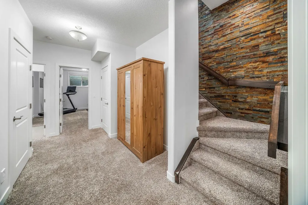 1734 37 Avenue SW Calgary AB T2T 2H3