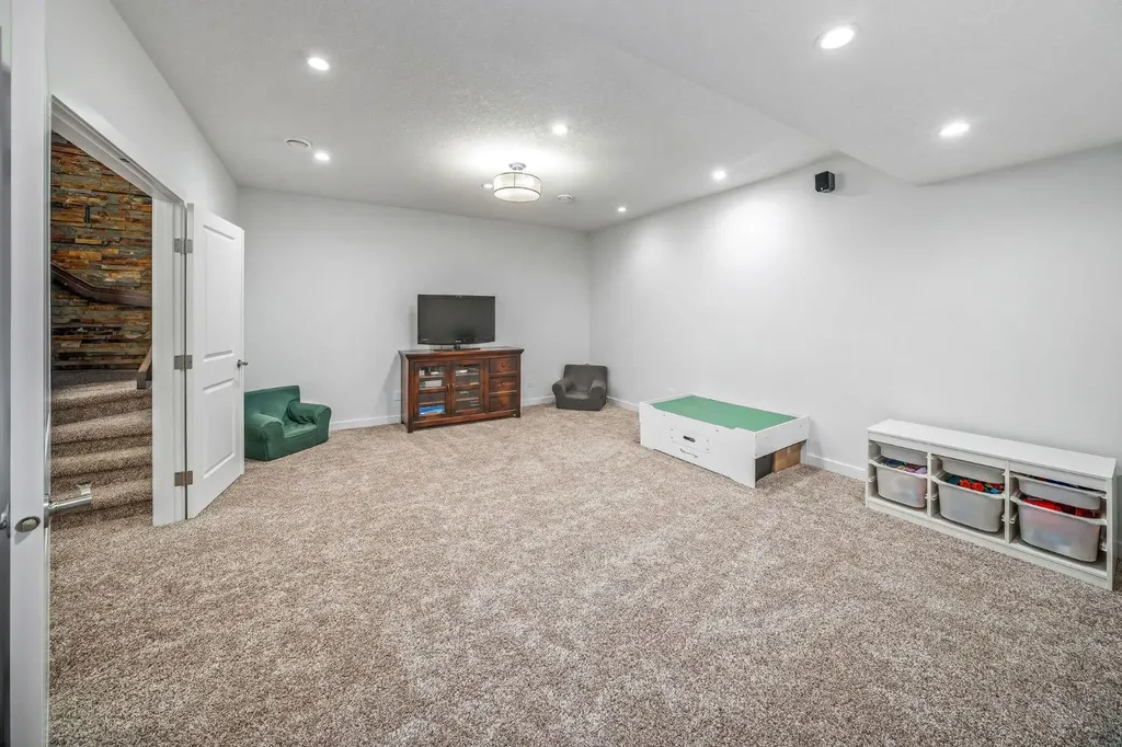 1734 37 Avenue SW Calgary AB T2T 2H3