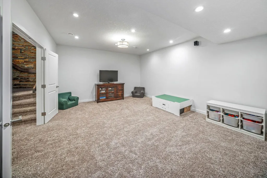 1734 37 Avenue SW Calgary AB T2T 2H3