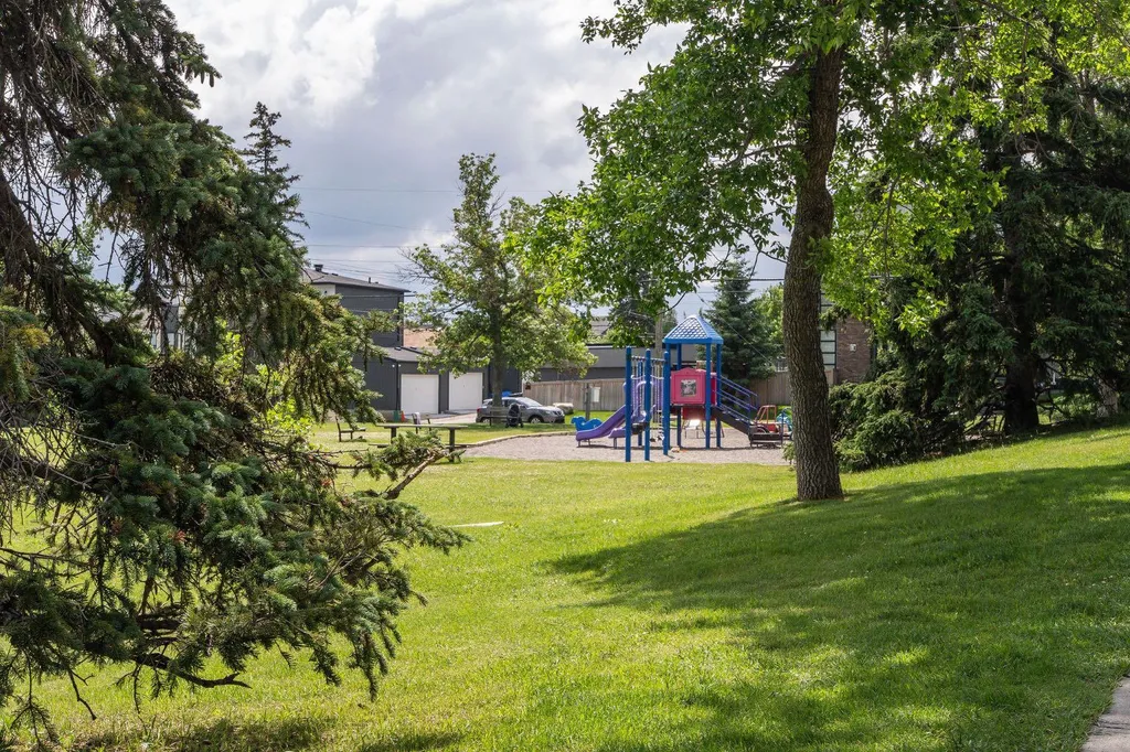 1734 37 Avenue SW Calgary AB T2T 2H3