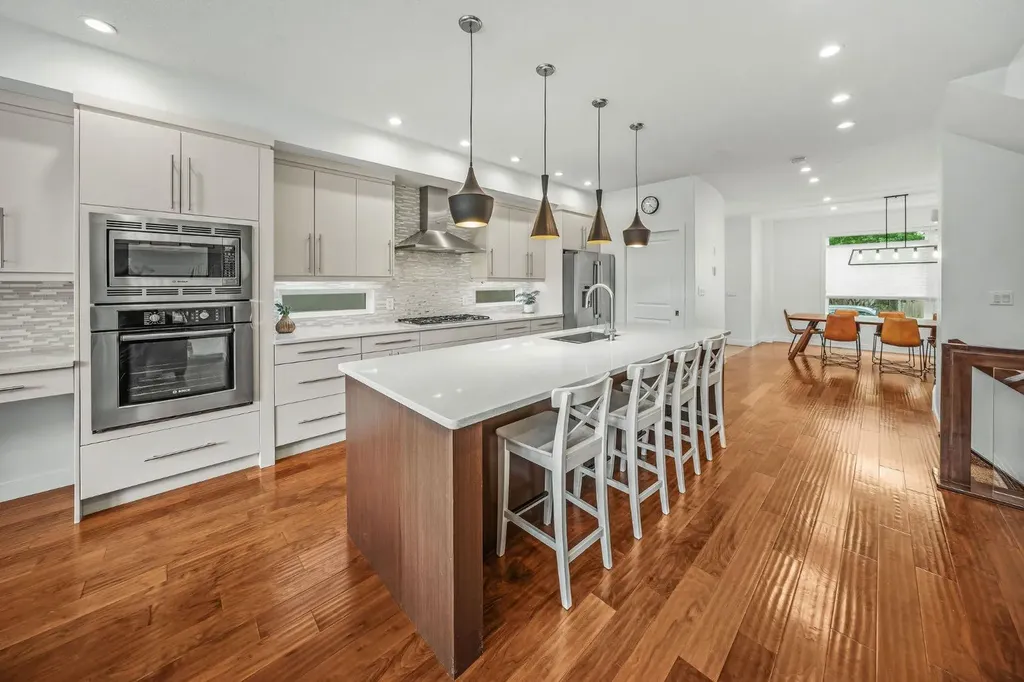 1734 37 Avenue SW Calgary AB T2T 2H3