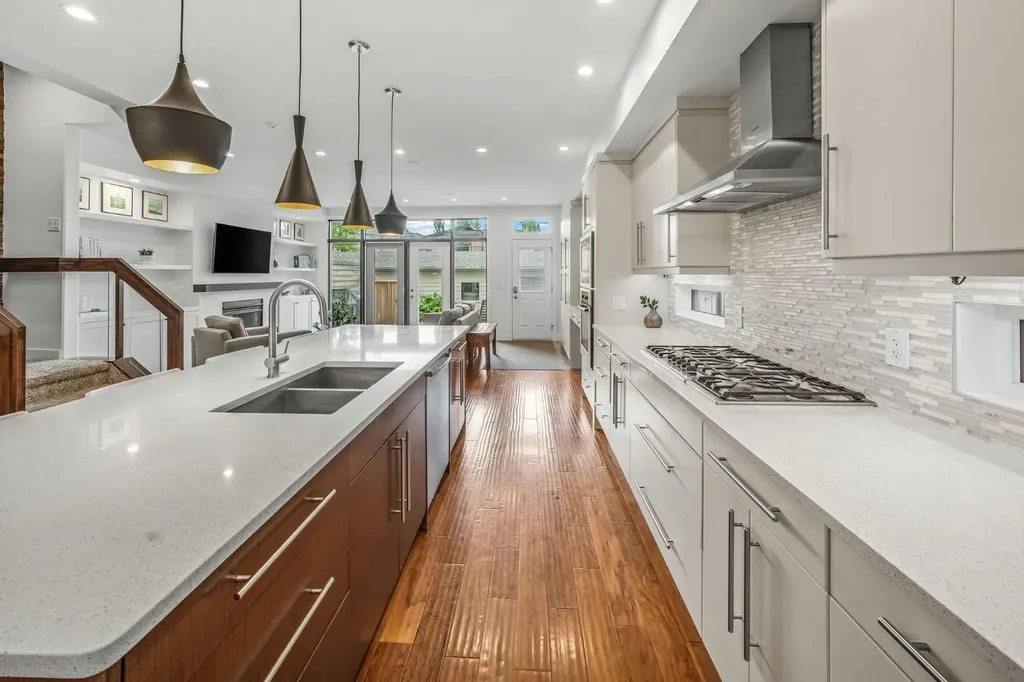 1734 37 Avenue SW Calgary AB T2T 2H3
