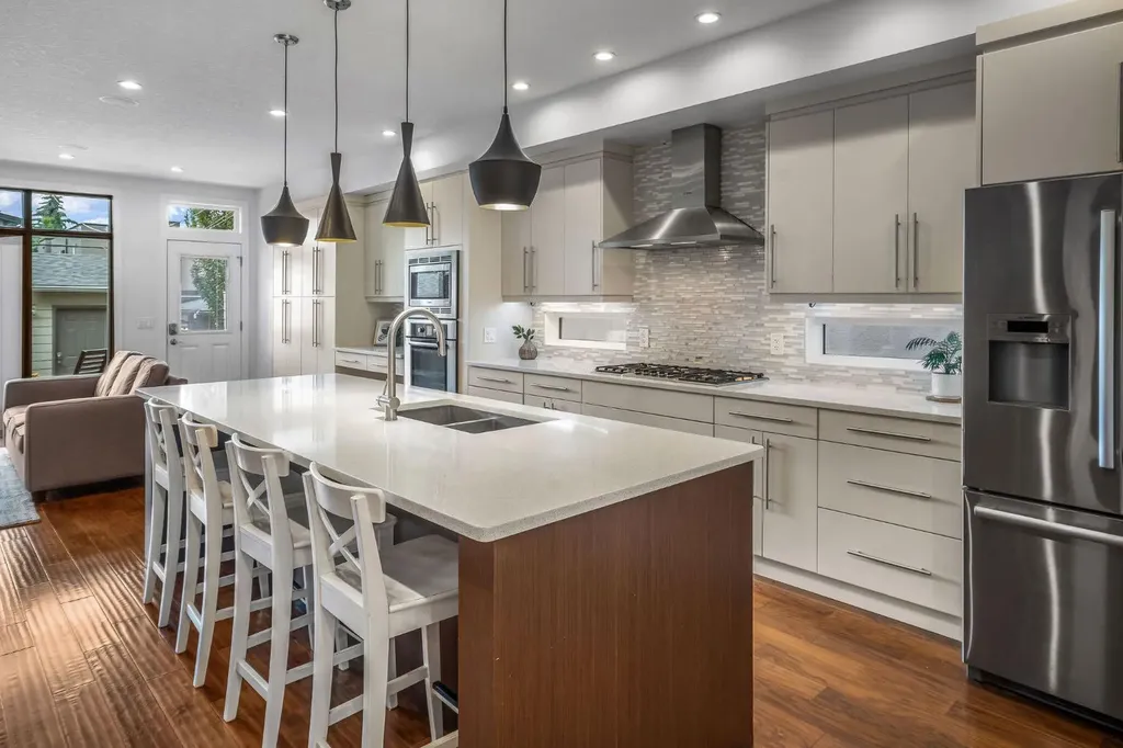 1734 37 Avenue SW Calgary AB T2T 2H3