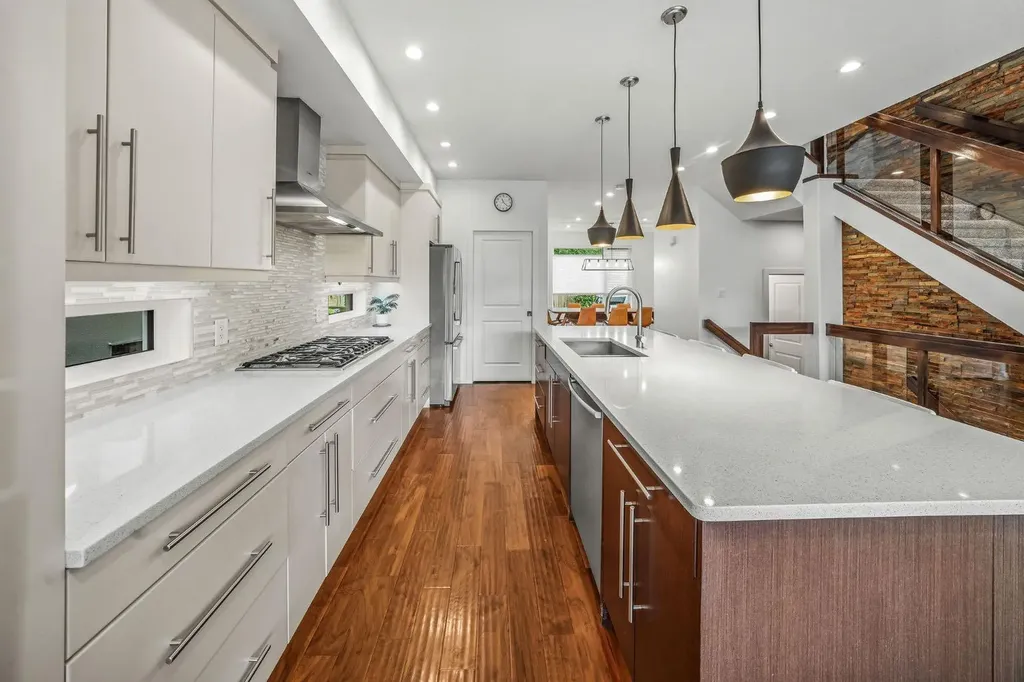 1734 37 Avenue SW Calgary AB T2T 2H3