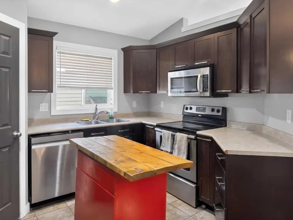 11212 75a Avenue Grande Prairie AB T8W 0G5