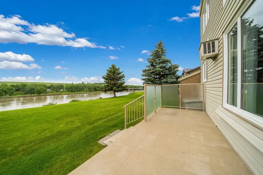 1051 3 Street NW Medicine Hat AB T1A7Y4