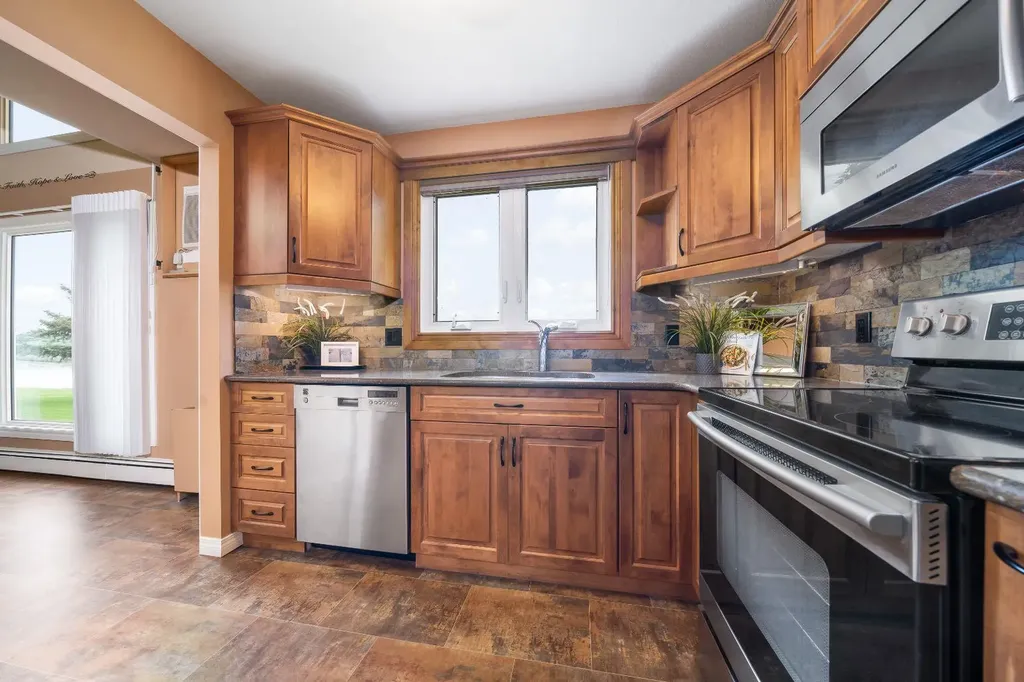 1051 3 Street NW Medicine Hat AB T1A7Y4