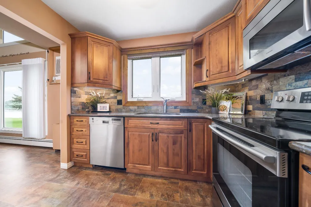 1051 3 Street NW Medicine Hat AB T1A7Y4