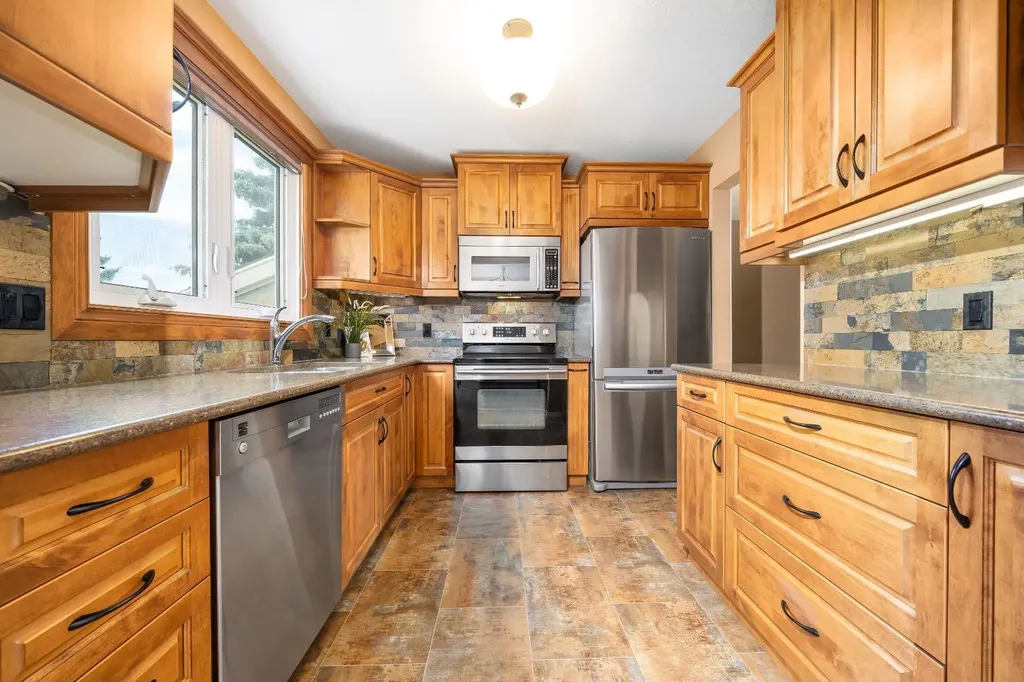 1051 3 Street NW Medicine Hat AB T1A7Y4