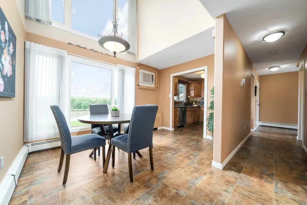 1051 3 Street NW Medicine Hat AB T1A7Y4