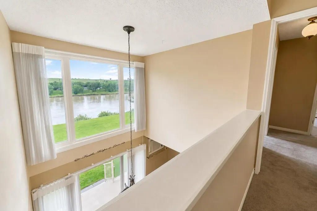 1051 3 Street NW Medicine Hat AB T1A7Y4