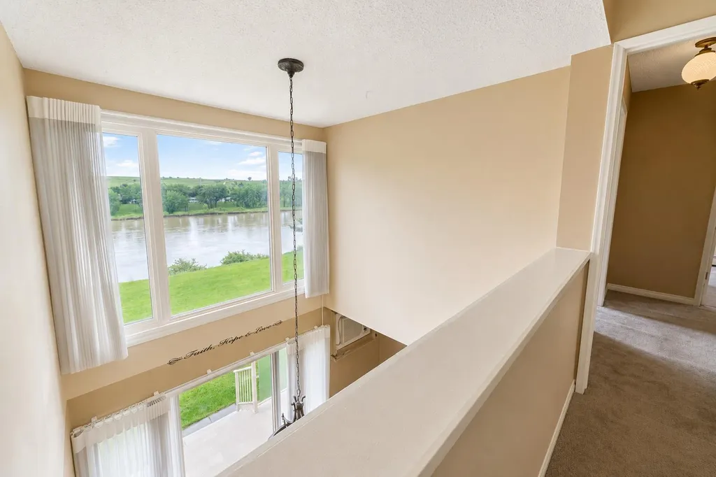 1051 3 Street NW Medicine Hat AB T1A7Y4