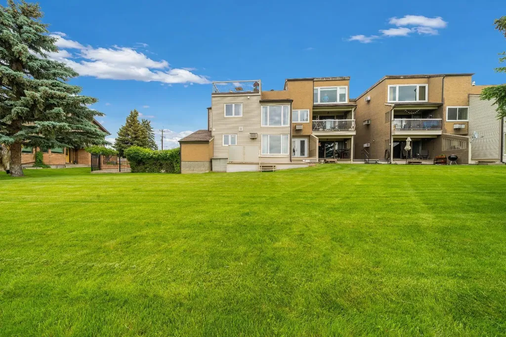 1051 3 Street NW Medicine Hat AB T1A7Y4