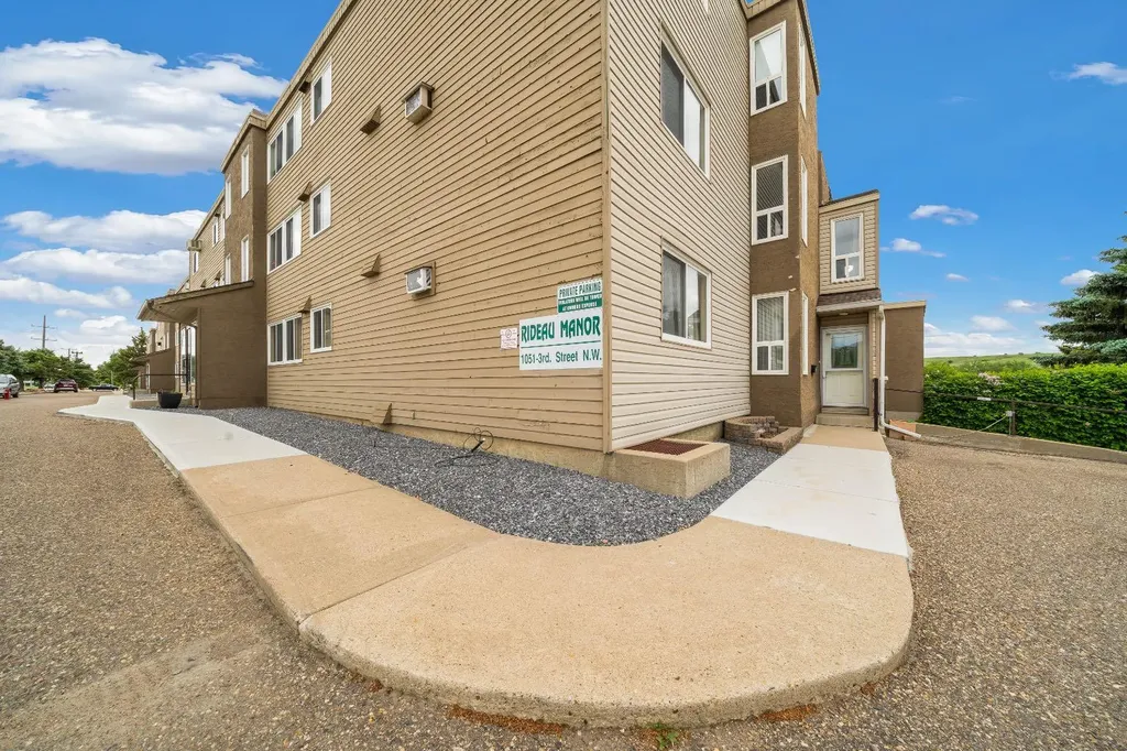 1051 3 Street NW Medicine Hat AB T1A7Y4