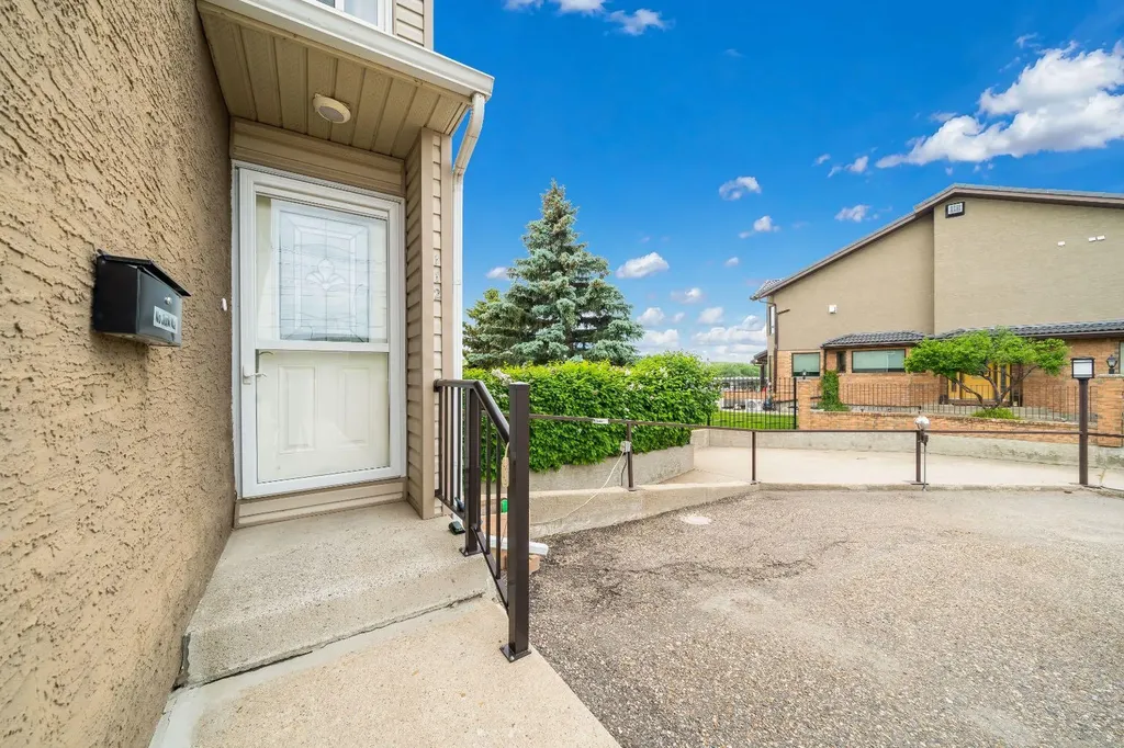 1051 3 Street NW Medicine Hat AB T1A7Y4