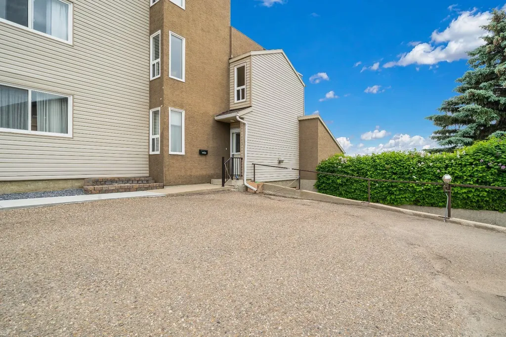 1051 3 Street NW Medicine Hat AB T1A7Y4