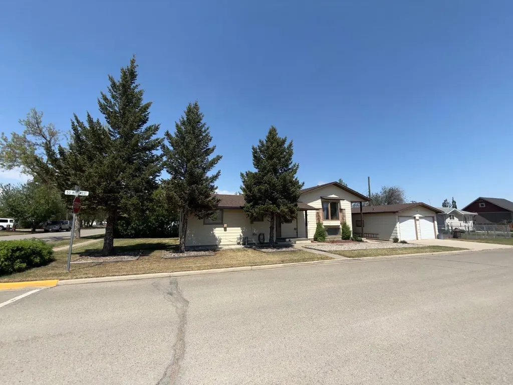 5304 2 Street W Claresholm AB T0l 0T0