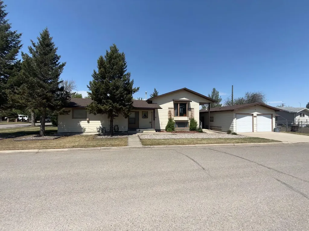 5304 2 Street W Claresholm AB T0l 0T0