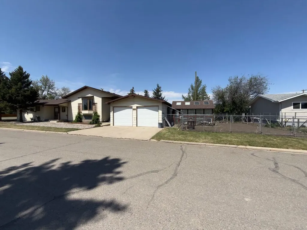 5304 2 Street W Claresholm AB T0l 0T0