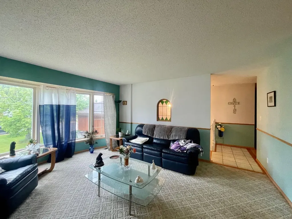 5909 11 Avenue Edson AB T7E 1J2