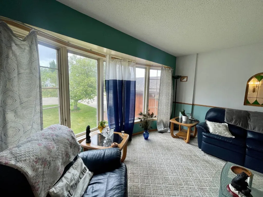 5909 11 Avenue Edson AB T7E 1J2