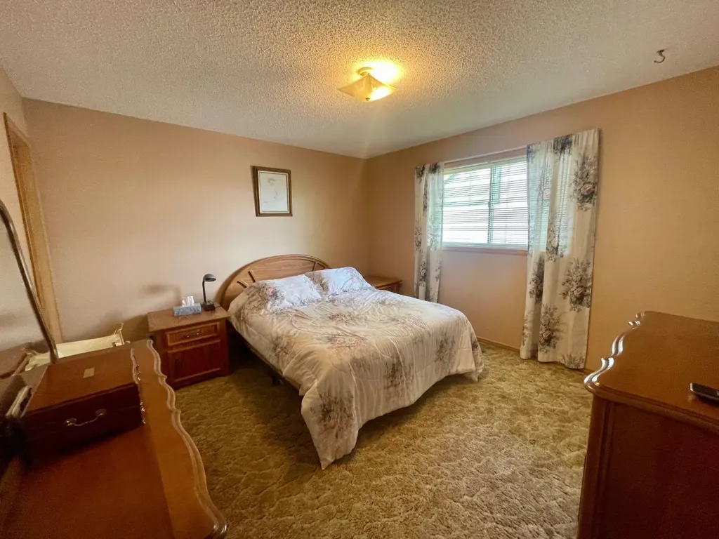 5909 11 Avenue Edson AB T7E 1J2